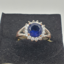 Ring met blauwe kristal