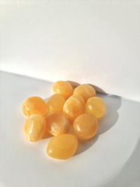 Oranje Calciet trommelsteen.