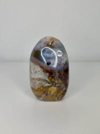 Jaspis met agaat sculptuur Nr 211.