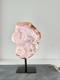 Roze Amethist op standaard - 462 gram.