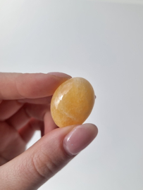 Oranje Calciet trommelsteen.
