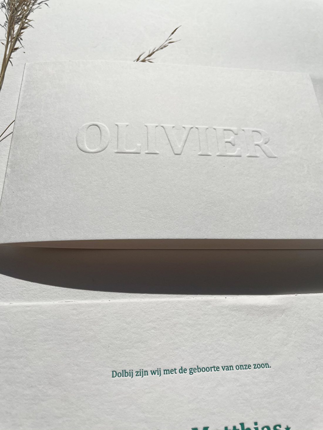 Geboortekaartje preeg met blinddruk, jongen goedkoop letterpress, minimalistisch olivier. origineel, modern