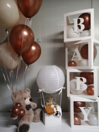 Beer met tros helium ballonnen