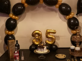 tafel deco cijfer plus boogje gevuld met helium