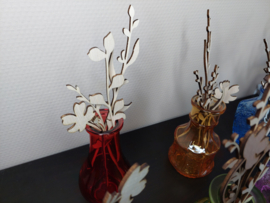 Houten bloemen in mini vaas