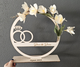 Gepersonaliseerd houten trouwcadeau, ring met kunstbloemen