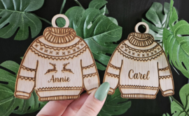 Gepersonaliseerde kerstbal met kersttrui hout