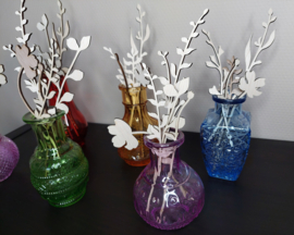 Houten bloemen in mini vaas