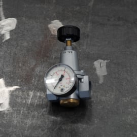 Pressure regulator for filter cleaning