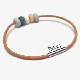 Leren armband met kralen in perzik, grijs, steengrijs en wit, handgemaakt van klei