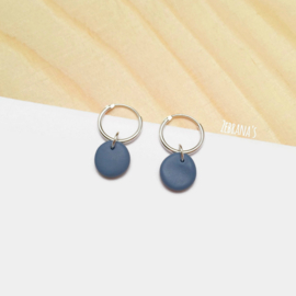 Minimalistische hoop oorbellen met oud blauw rond bedeltje, handgemaakt van klei (creolen van sterling zilver)