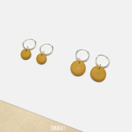 Minimalistische hoop oorbellen met okergeel rond bedeltje, handgemaakt van klei (creolen van sterling zilver)