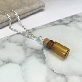 Ketting met klein leeg amberkleurig glazen flesje met kurk, handgemaakt tot ketting, goed te personaliseren
