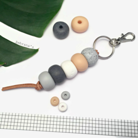 Leren kralen sleutelhanger (grijs, steen, wit en perzik), door clip ook te gebruiken als tashanger, handgemaakt van klei