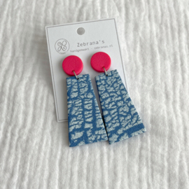 Lange jeans blauw/roze statement oorbellen | collectie WINTER/KERST voor wintertype | rvs oorstekers