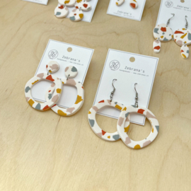Kleurrijke terrazzo ringen statement oorbellen, handgemaakt van klei (met rvs oorstekers)