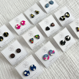 Vrolijke confetti oorknopjes | kerstboompje of driehoek | kerst oorbellen | handgemaakt van klei | collectie WINTER voor wintertype | rvs oorstekers