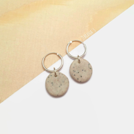 Minimalistische hoop oorbellen met steen beige rond bedeltje, handgemaakt van klei (creolen van sterling zilver)