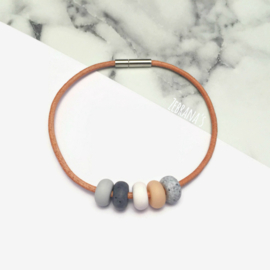 Leren armband met kralen in perzik, grijs, steengrijs en wit, handgemaakt van klei