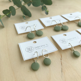 Minimalistische hoop oorbellen met saliegroen rond bedeltje, handgemaakt van klei (creolen van sterling zilver)