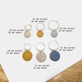 Minimalistische hoop oorbellen met oud blauw rond bedeltje, handgemaakt van klei (creolen van sterling zilver)