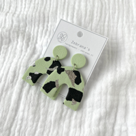Mintgroene statement oorbellen met zwart en bladzilver | collectie ZOMER voor zomertype | rvs oorstekers