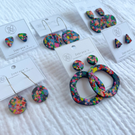 Vrolijke confetti oorknopjes | kerstboompje of driehoek | kerst oorbellen | handgemaakt van klei | collectie WINTER voor wintertype | rvs oorstekers