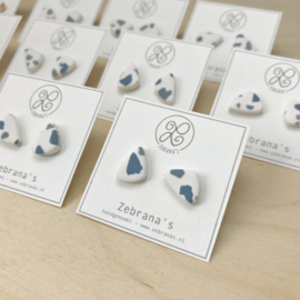 Kleine oud blauwe terrazzo oorknopjes in organische vorm, handgemaakt van klei (met rvs oorstekers)