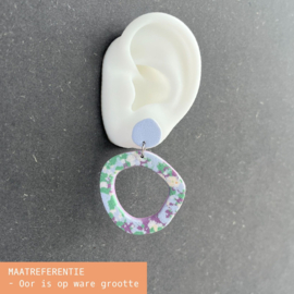 Organische ringen statement oorbellen | met vrolijk confettipatroon | collectie ZOMER voor zomertype | rvs oorstekers