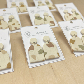 Statement terrazzo oorbellen in natuurlijke kleuren | Handgemaakte beige klei oorbellen (met rvs oorstekers)
