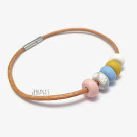 Leren armband met kleurrijke kralen in bloesem roze, grijs/wit terrazzo, blauw, okergeel en wit, handgemaakt van klei