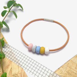 Leren armband met kleurrijke kralen in bloesem roze, grijs/wit terrazzo, blauw, okergeel en wit, handgemaakt van klei