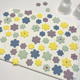 Rvs oorringen met ronde hanger van klei | bloemen in blauw, geel, paars en mintgroen | collectie ZOMER voor zomertype