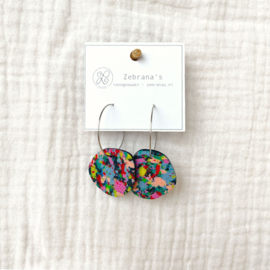 Rvs oorringen met grote hanger van klei | regenboogkleuren confetti | collectie WINTER voor wintertype