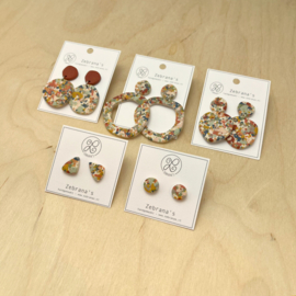Organisch ronde statement oorbellen vol vrolijke vintage kleuren, handgemaakt van klei (met rvs oorstekers)