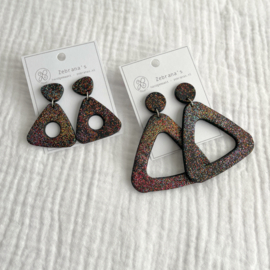 Zwarte statement oorbellen met heel veel glitters | collectie WINTER/KERST voor wintertype | rvs oorstekers