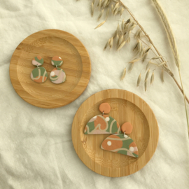 Organische statement oorbellen met abstract patroon in saliegroen, terracotta oranje en oud roze, handgemaakt van klei (met rvs oorstekers)
