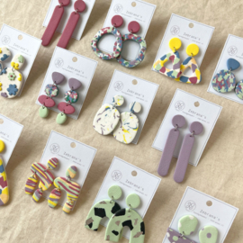 Supergrote driehoekige statement oorbellen | kleurrijk terrazzopatroon | collectie ZOMER voor zomertype | rvs oorstekers