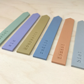 Set van zes duurzame plantenlabels voor in de moestuin: biet, courgette, radijs, tomaat, sla en wortel, handgemaakt van klei