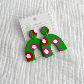 Knalgroene boogjes statement oorbellen met witte/rode/roze stippen | collectie WINTER/KERST voor wintertype | rvs oorstekers