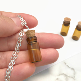 Ketting met klein leeg amberkleurig glazen flesje met kurk, handgemaakt tot ketting, goed te personaliseren