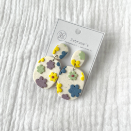 Organische statement oorbellen vrolijke bloemen | blauw, geel, paars en mintgroen | collectie ZOMER voor zomertype | rvs oorstekers