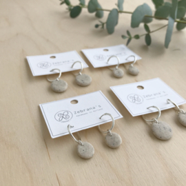 Minimalistische hoop oorbellen met steen beige rond bedeltje, handgemaakt van klei (creolen van sterling zilver)