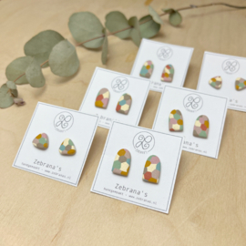 Zomerse klei oorknopjes in vrolijke kleuren met stippen, driehoekje of lang boogje, handgemaakt van klei (met rvs oorstekers)