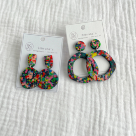 Feestelijke en kleurrijke confetti statement oorbellen | collectie WINTER/KERST voor wintertype | rvs oorstekers