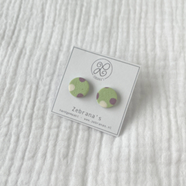 Ronde mintgroene oorknopjes met witte en paarse stippen | handgemaakt van klei | collectie ZOMER voor zomertype | rvs oorstekers
