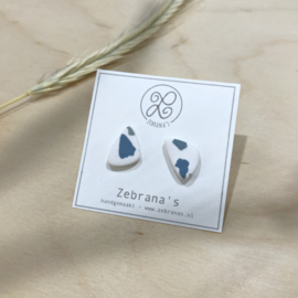 Kleine oud blauwe terrazzo oorknopjes in organische vorm, handgemaakt van klei (met rvs oorstekers)
