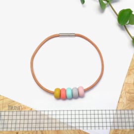 Leren armband met kralen in okergeel, koraalroze, mint, grijs en bloesem roze, handgemaakt van klei