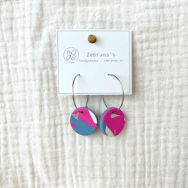 Rvs oorringen met hanger van klei | rondje met jeans blauw, roze en bladzilver | collectie WINTER voor wintertype
