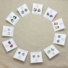 Gemarmerde witte oorknopjes | handgemaakt van klei | collectie ZOMER voor zomertype | rvs oorstekers